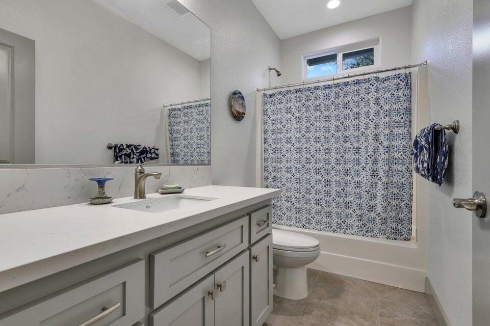 4724 Squirrel Run Court Redding, CA 96002 - Photo 19 of 28 Bathroom 2