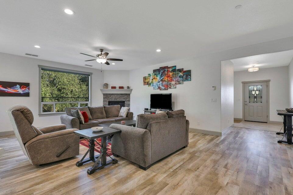 4724 Squirrel Run Court Redding, CA 96002 - Photo 2 of 28 Family Room