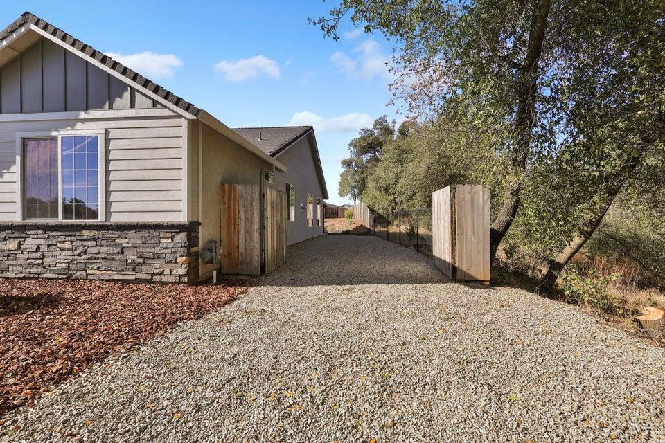 4724 Squirrel Run Court Redding, CA 96002 - Photo 26 of 28 Side of Home