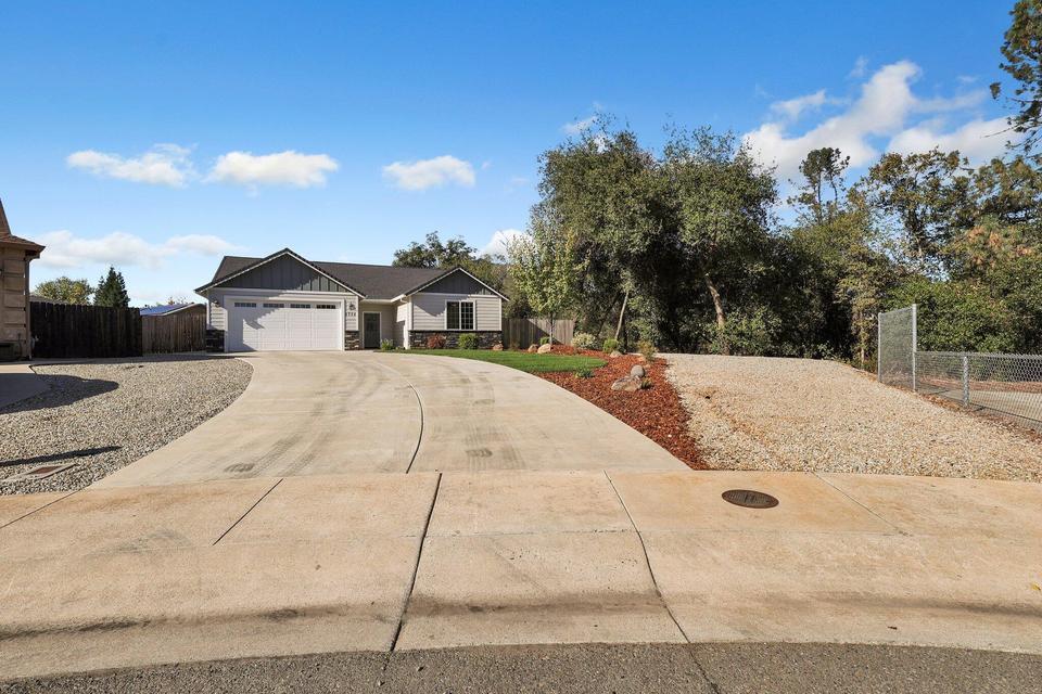 4724 Squirrel Run Court Redding, CA 96002 - Photo 28 of 28 Driveway