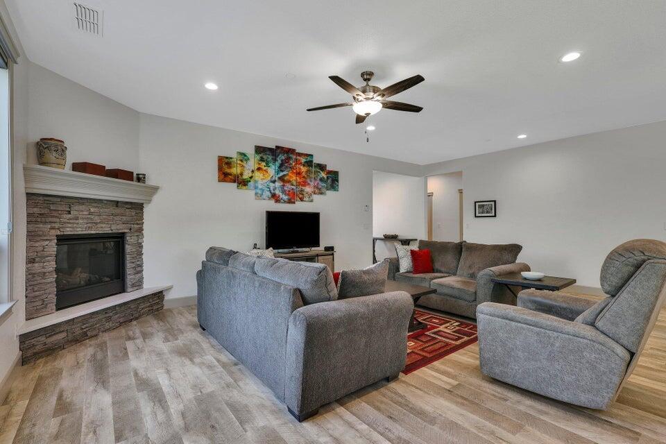 4724 Squirrel Run Court Redding, CA 96002 - Photo 3 of 28 Family Room