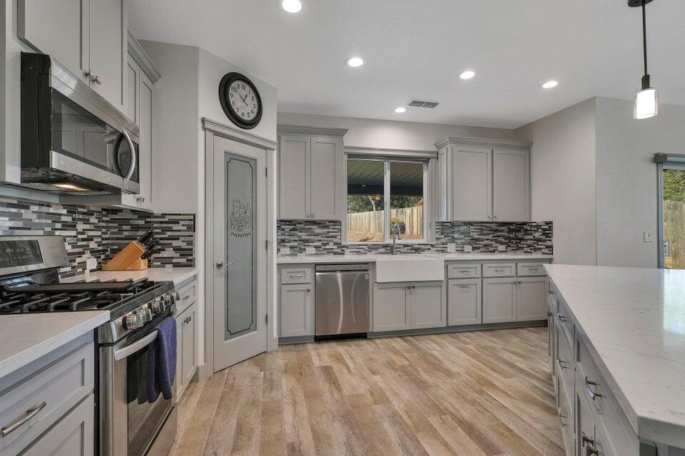 4724 Squirrel Run Court Redding, CA 96002 - Photo 5 of 28 Kitchen