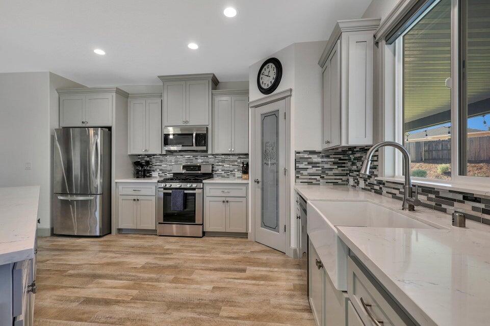 4724 Squirrel Run Court Redding, CA 96002 - Photo 6 of 28 Kitchen