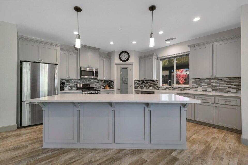 4724 Squirrel Run Court Redding, CA 96002 - Photo 7 of 28 Breakfast Bar