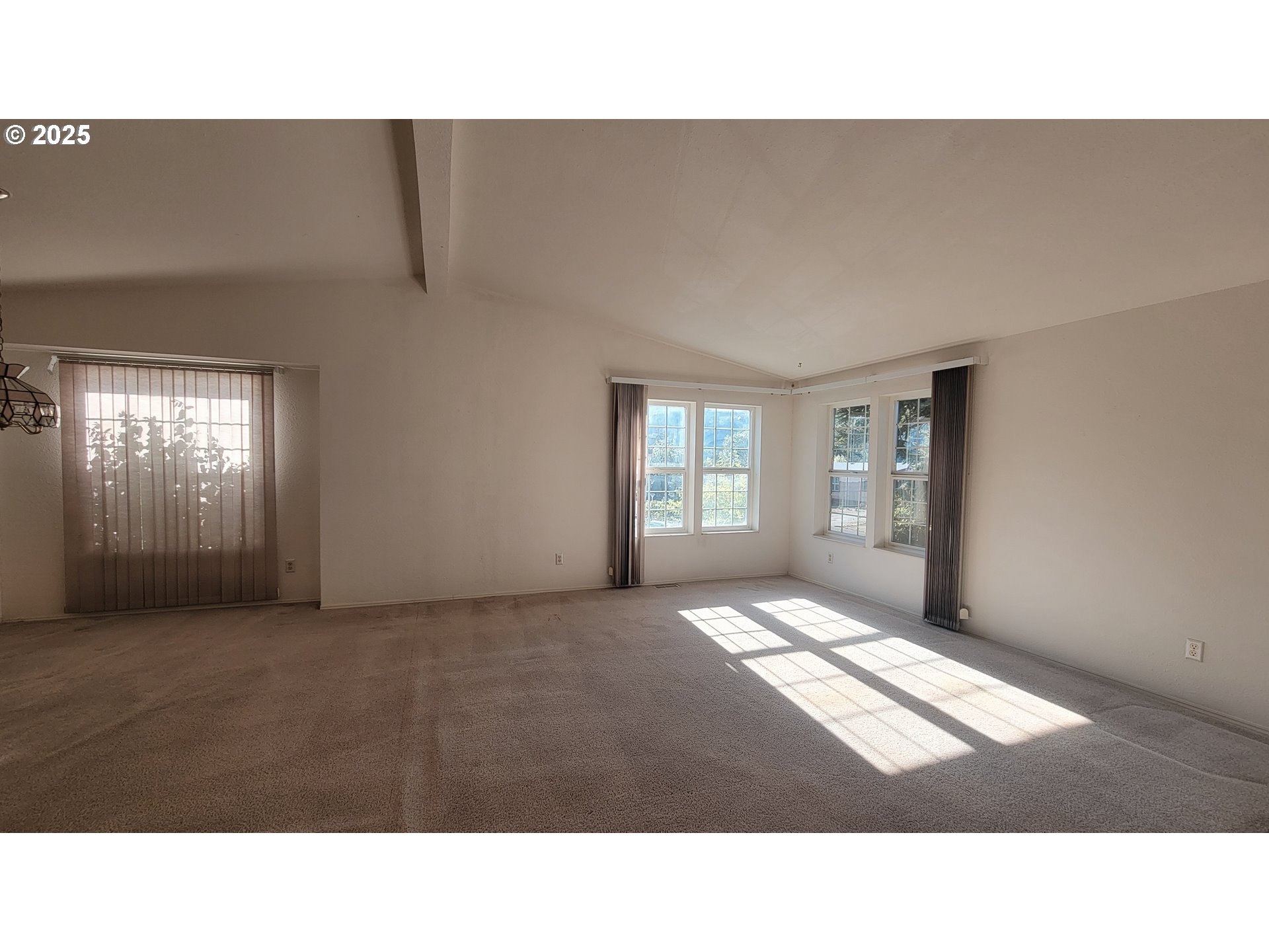 193 Clark Street Myrtle Creek, OR 97457 - Photo 17 of 31 a black and white photo of a living room