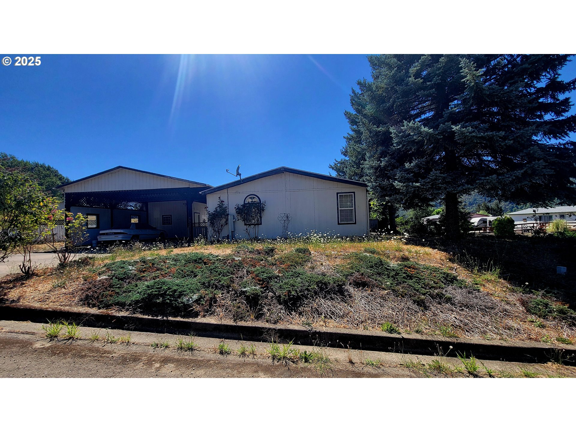 193 Clark Street Myrtle Creek, OR 97457 - Photo 2 of 31 a outdoor view of a house