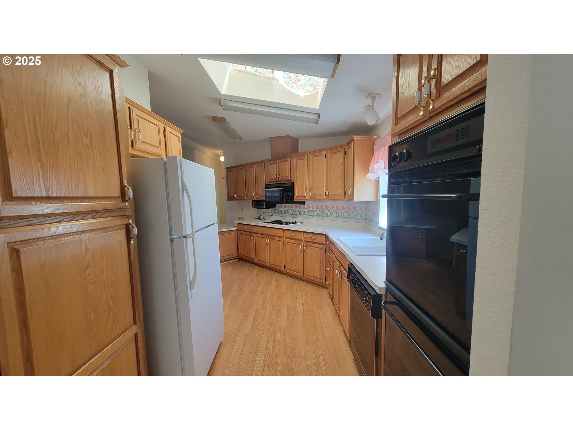 193 Clark Street Myrtle Creek, OR 97457 - Photo 21 of 31 a kitchen with a refrigerator a sink and cabinets