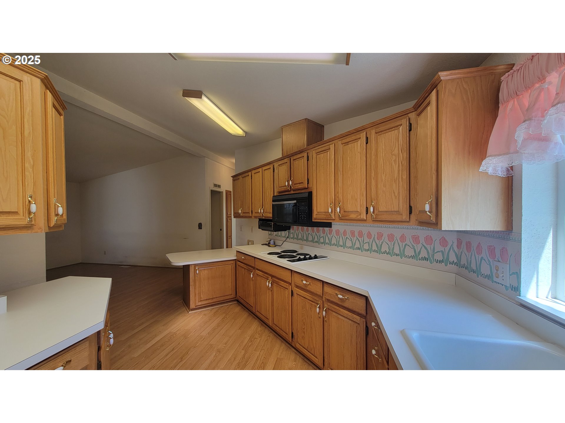 193 Clark Street Myrtle Creek, OR 97457 - Photo 22 of 31 a kitchen with a stove a refrigerator and a sink