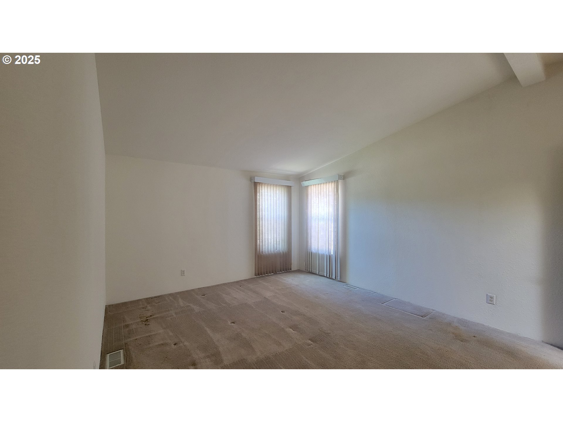 193 Clark Street Myrtle Creek, OR 97457 - Photo 26 of 31 a open hall with a window