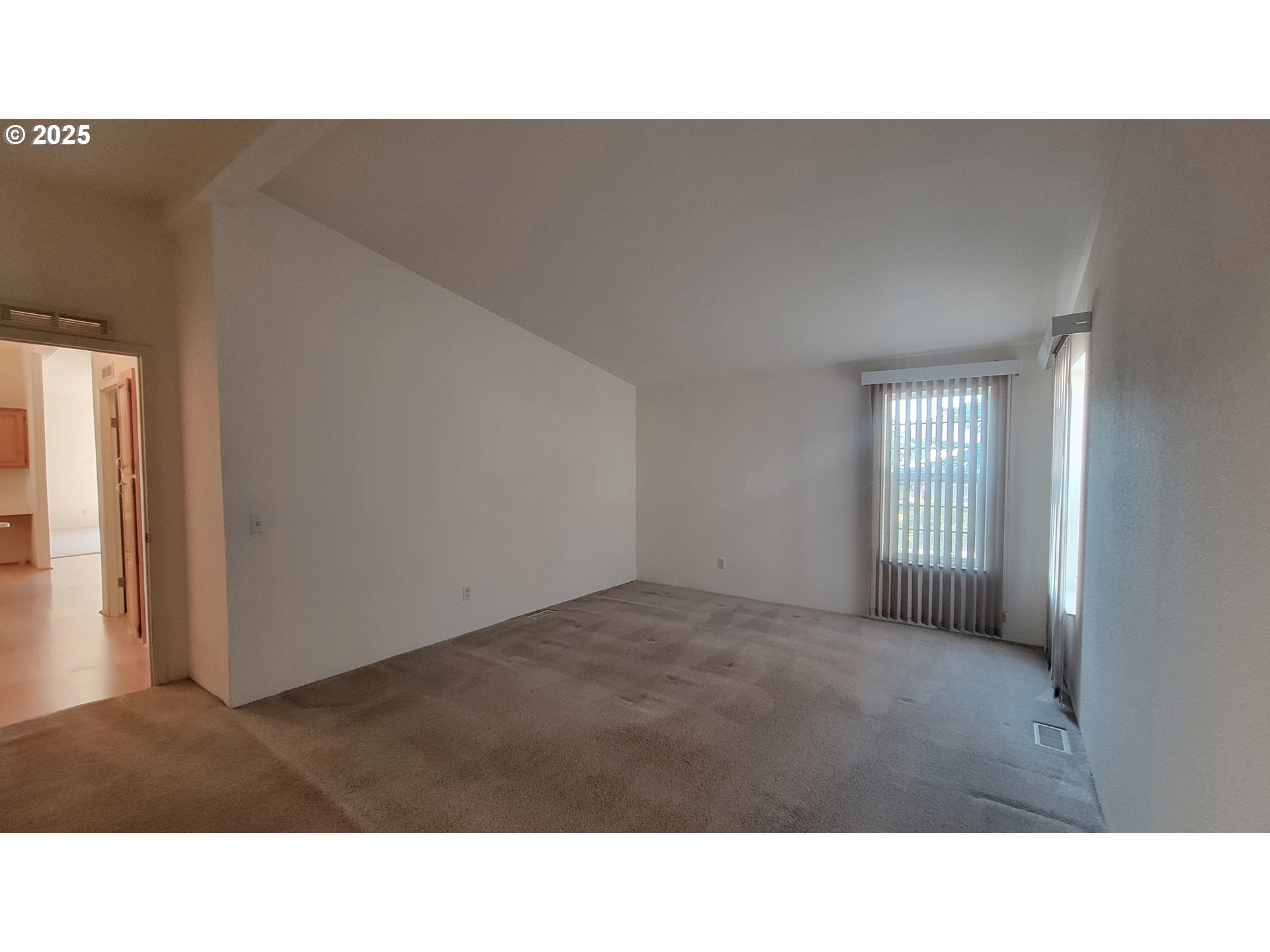 193 Clark Street Myrtle Creek, OR 97457 - Photo 27 of 31 a open living room with a couch