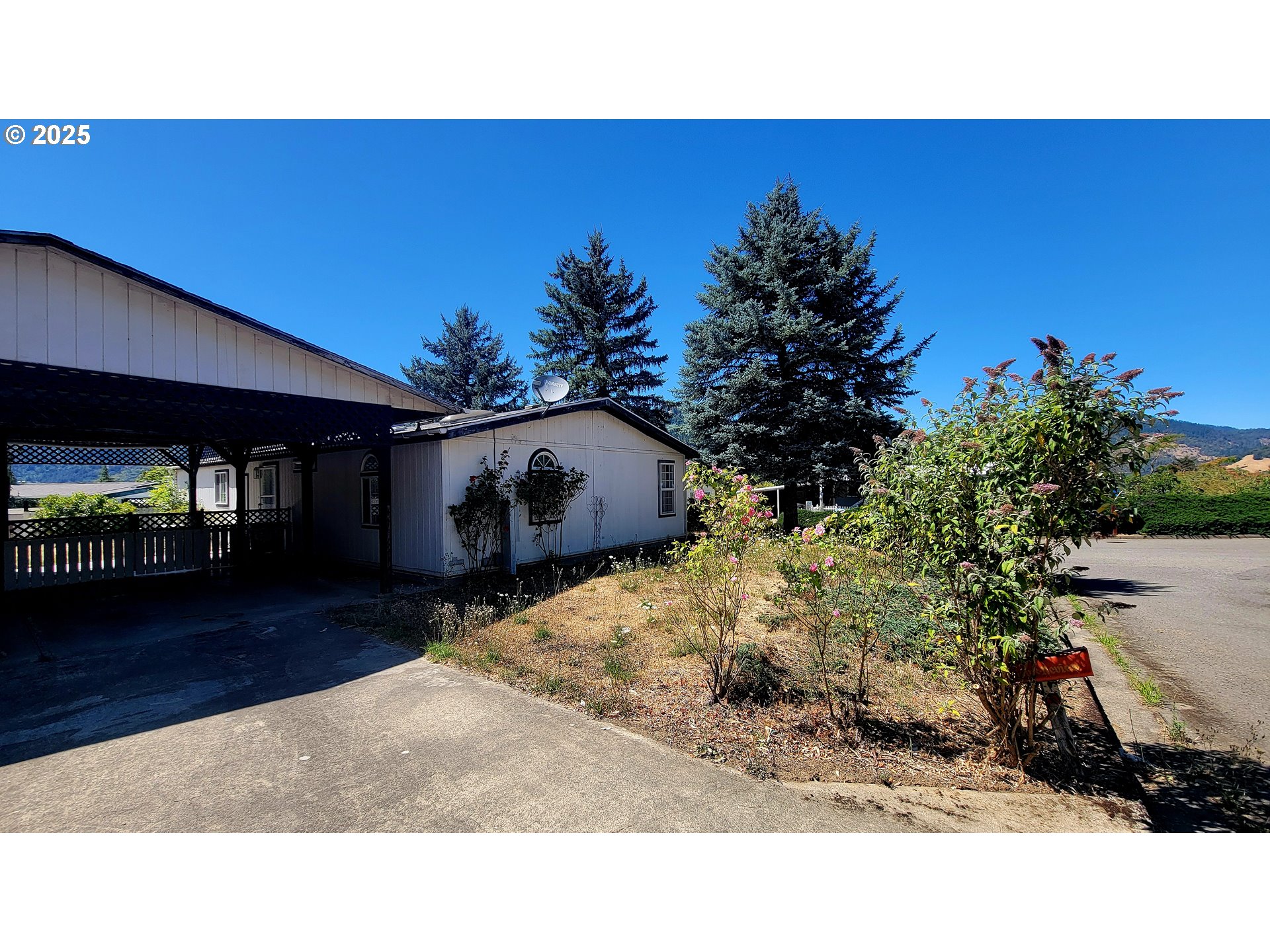 193 Clark Street Myrtle Creek, OR 97457 - Photo 3 of 31 a black and white photo of a lake