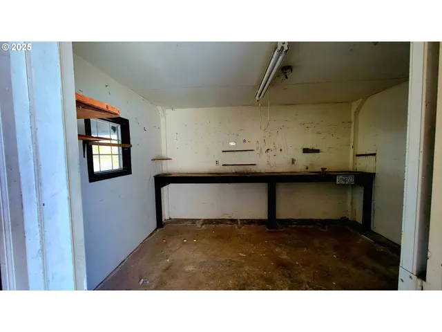 a black and white photo of a living room