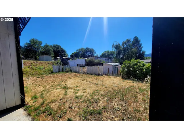 a black and white photo of a building