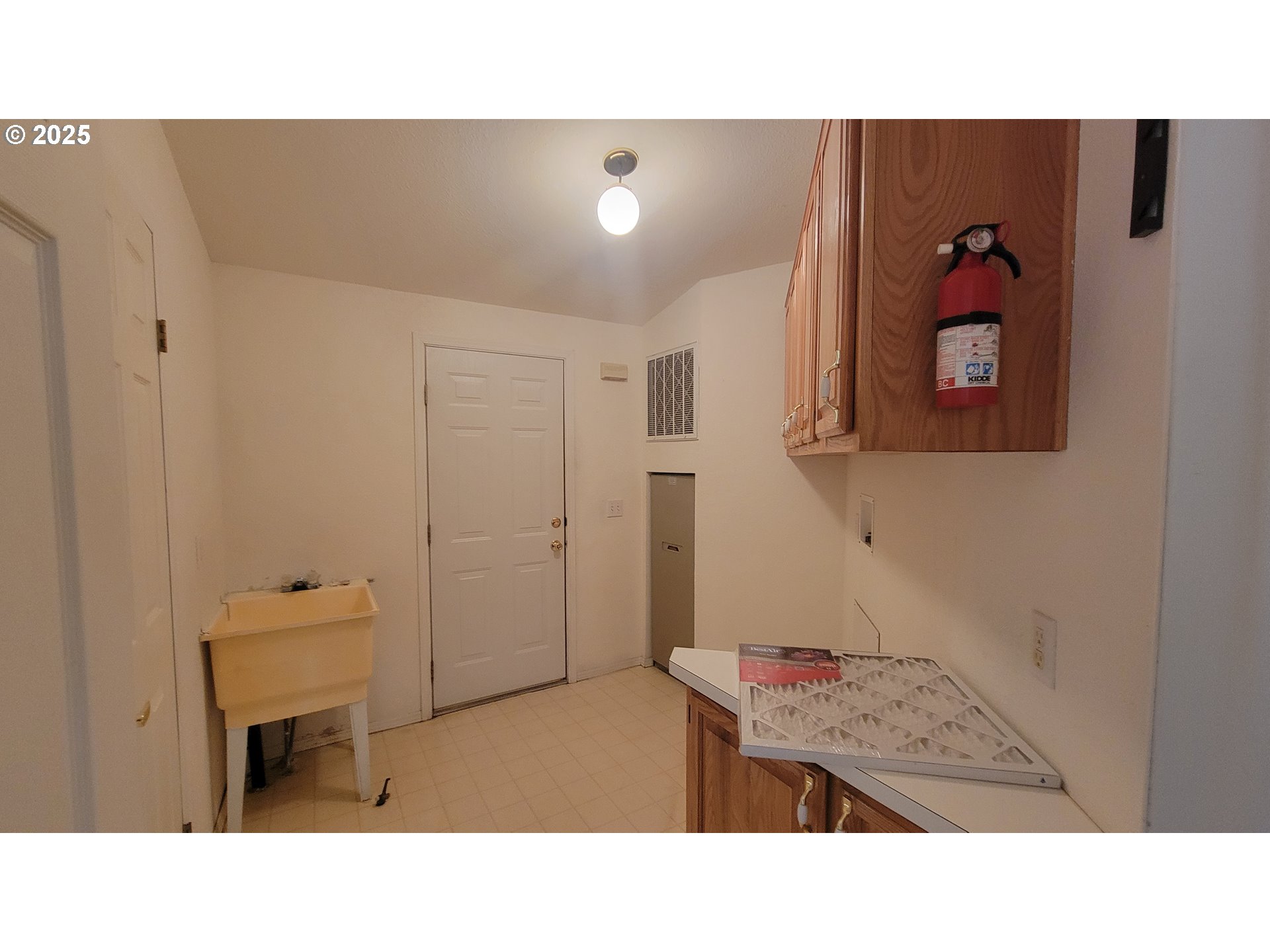 193 Clark Street Myrtle Creek, OR 97457 - Photo 10 of 31 a open living room