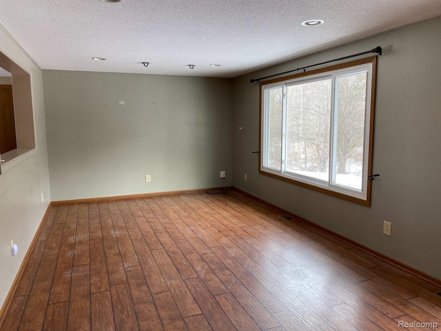 6135 Byron Road Howell, MI 48855 - Photo 11 of 16 6135 Byron LR.jpg