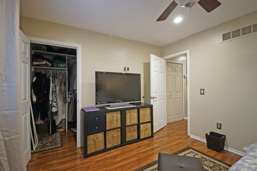 236 North Willard Road Canton, MI 48187 - Photo 8 of 20 MASTER BEDROOM