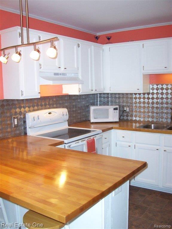 1284 Kings Cove Drive, Unit 256 Rochester, MI 48306 - Photo 11 of 20 Breakfast Bar