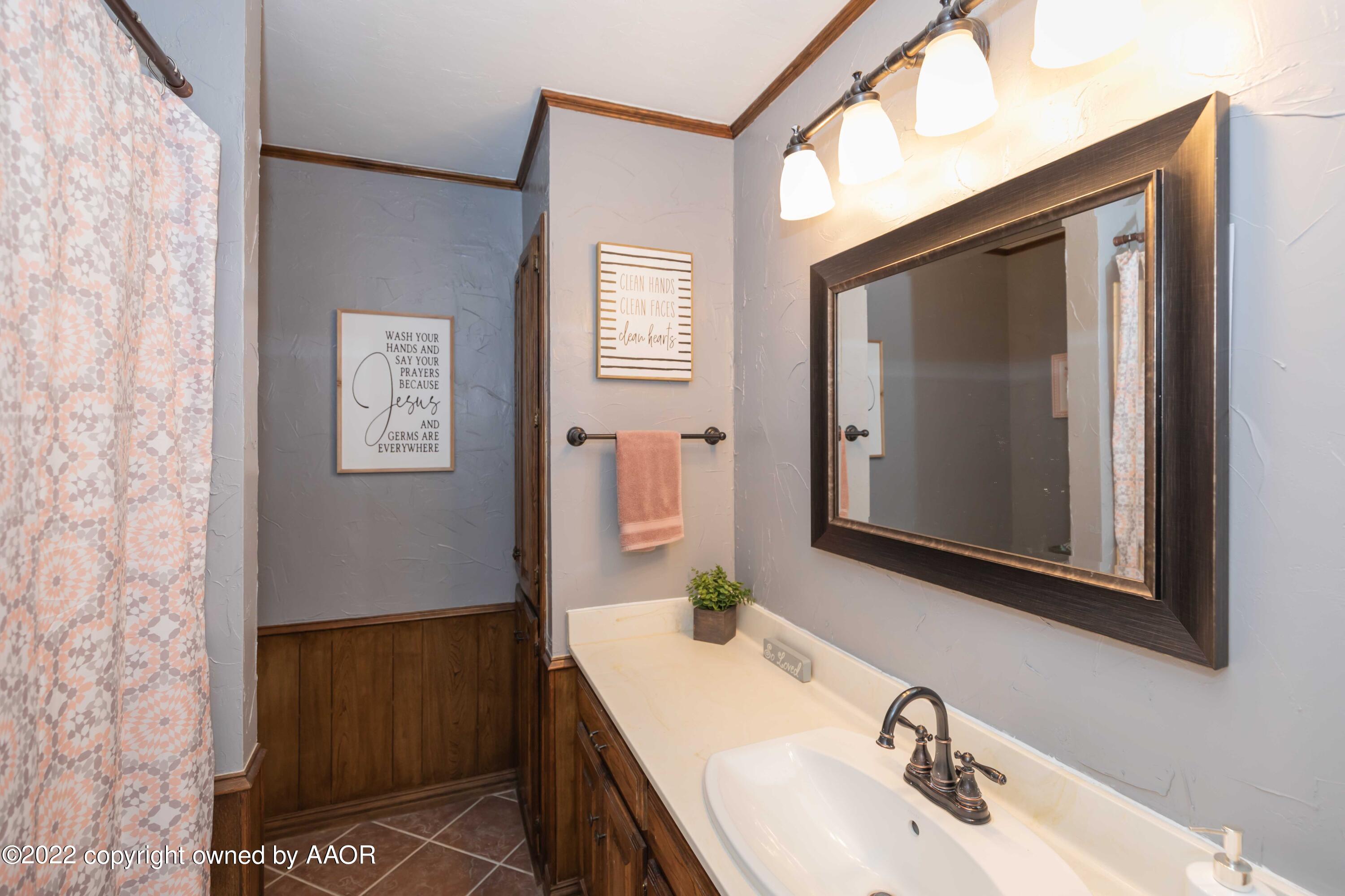 6410 Hamstead Drive Amarillo, TX 79109 - Photo 17 of 50 BATHROOM 2 VIEW 1