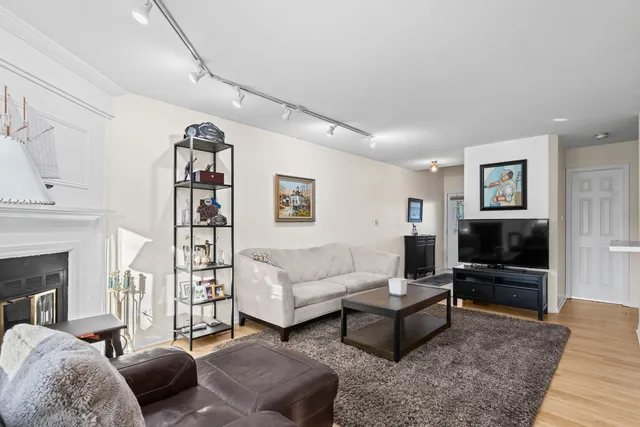 $299,000 | 1376 Longacre Lane, Wheeling, IL 60090