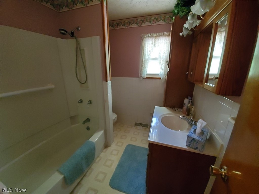 48592 Russia Road Amherst, OH 44001 - Photo 7 of 11 Bathroom