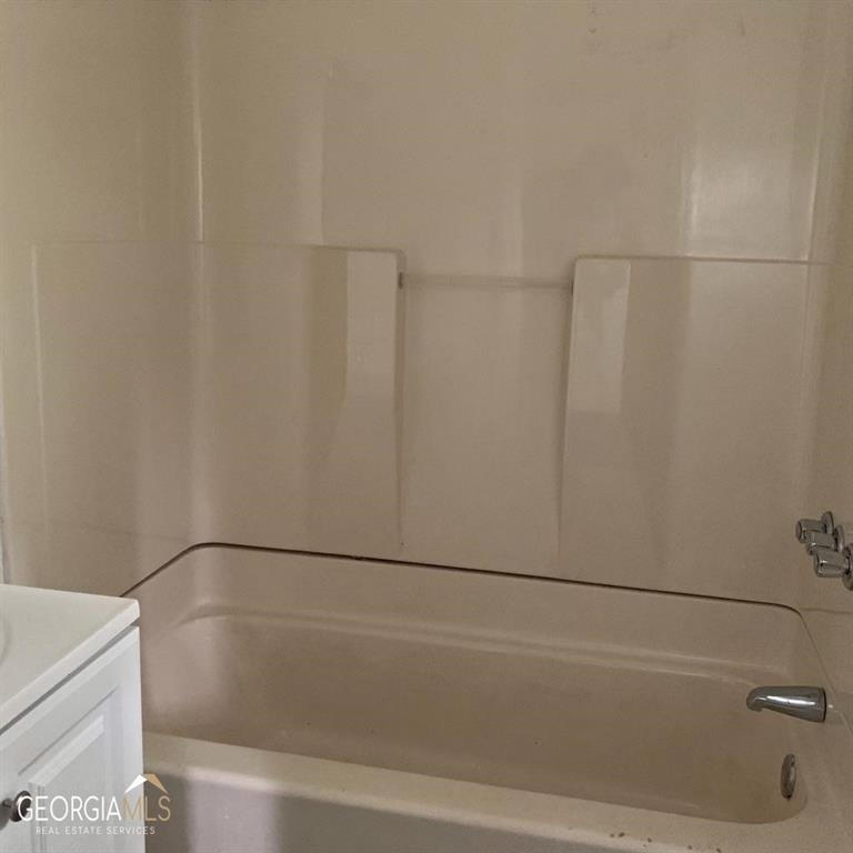 116 Edwards Street Bremen, GA 30110 - Photo 11 of 33 a bathroom with a bathtub
