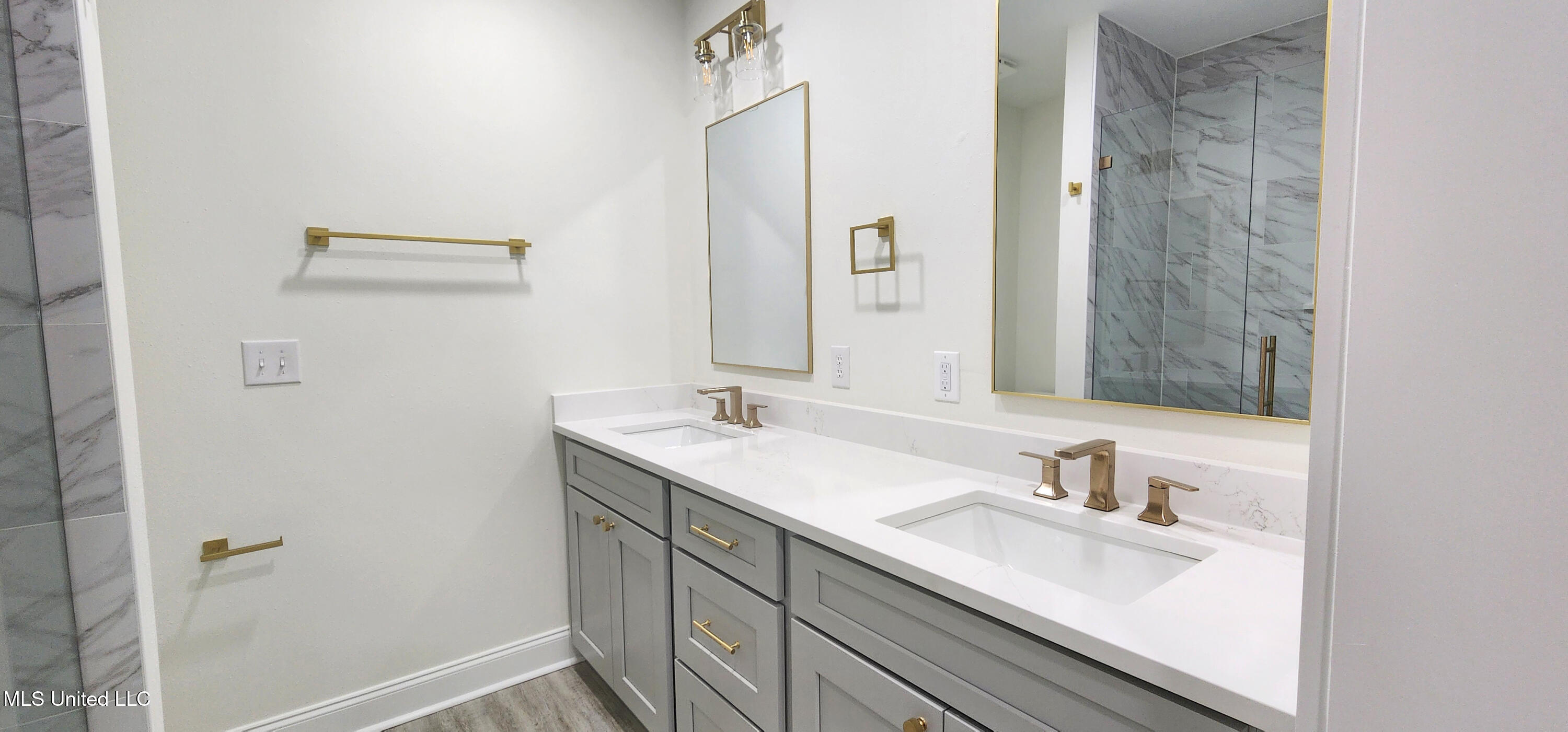 654 Tegarden Road Gulfport, MS 39507 - Photo 13 of 26 Primary Ensuite