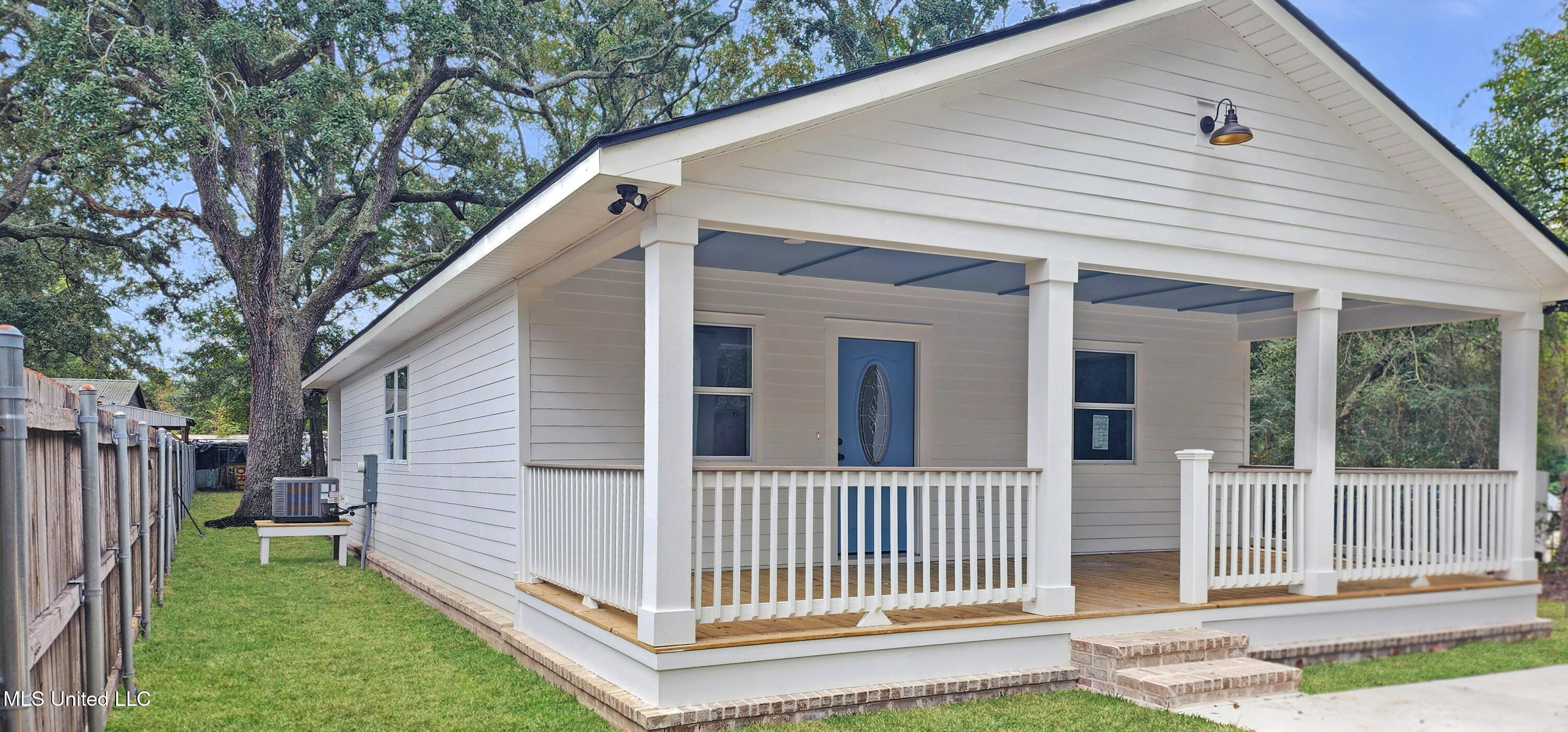 654 Tegarden Road Gulfport, MS 39507 - Photo 3 of 26 Left Side