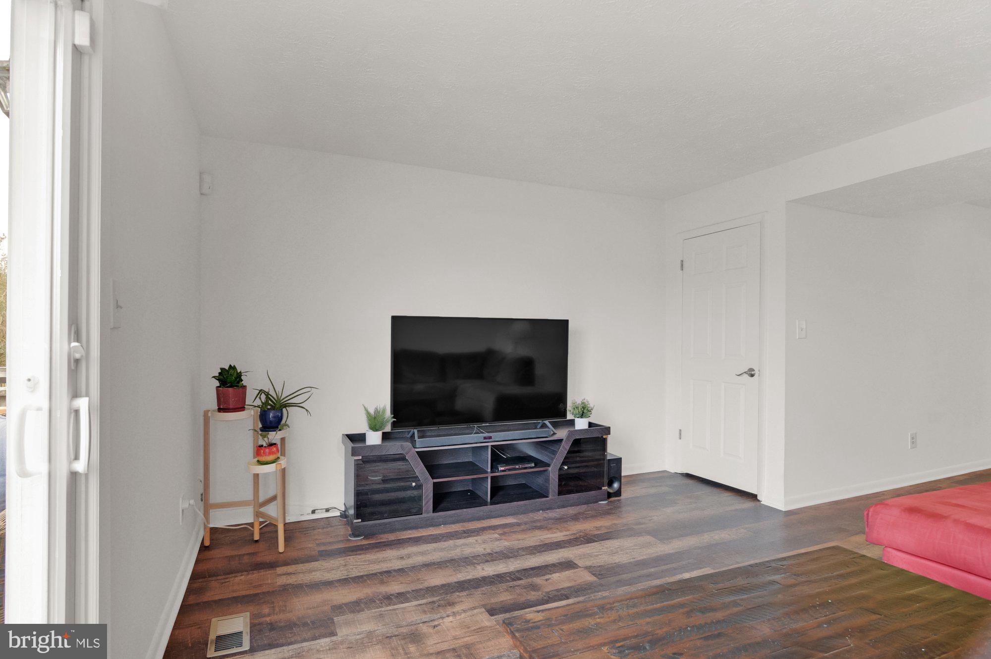 805 West Spring Meadow Court Edgewood, MD 21040 - Photo 10 of 21 Living room