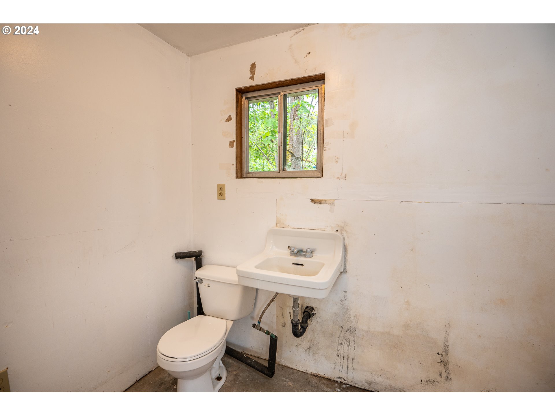 88439 Stephens Road Springfield, OR 97478 - Photo 26 of 30 a bathroom with a toilet sink and mirror