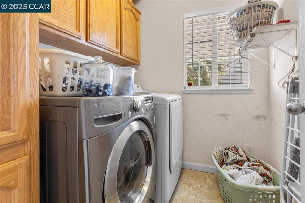 193 Maureen Circle Bay Point, CA 94565 - Photo 21 of 27 a utility room with dryer and washer