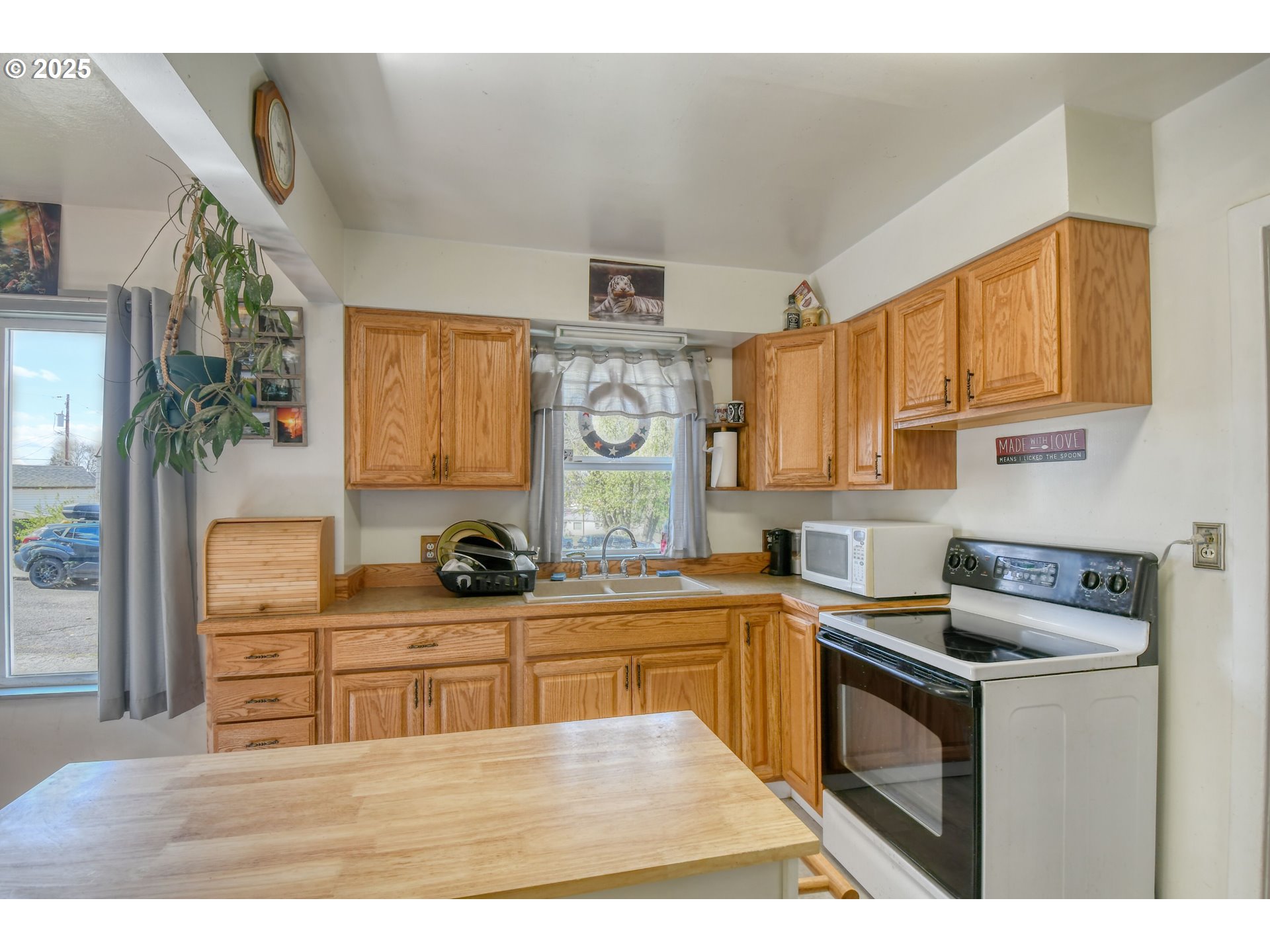 912 Southwest Goodwin Place Pendleton, OR 97801 - Photo 12 of 37 a kitchen with stainless steel appliances granite countertop a sink stove and cabinets