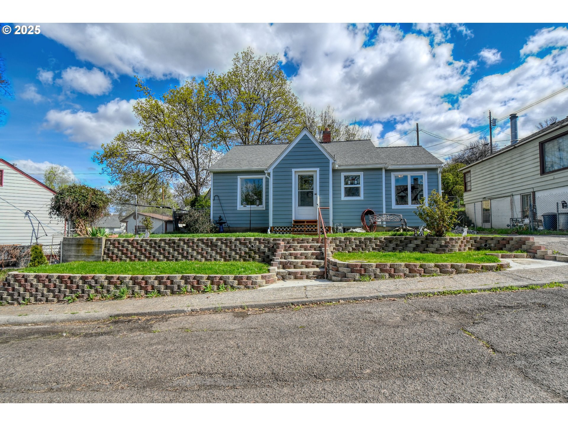 912 Southwest Goodwin Place Pendleton, OR 97801 - Photo 2 of 37 a front view of a house with a garden