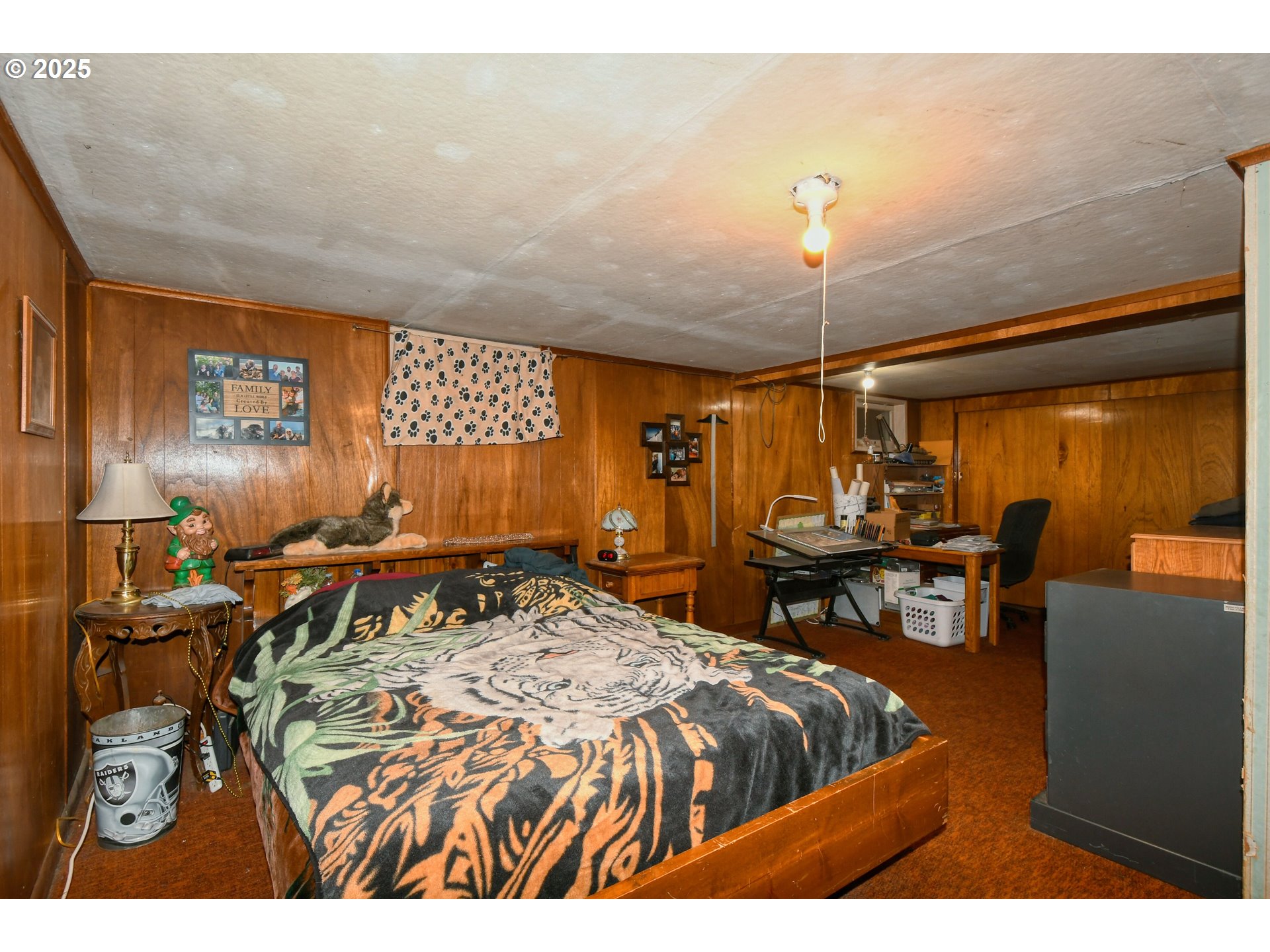 912 Southwest Goodwin Place Pendleton, OR 97801 - Photo 25 of 37 a bedroom with a bed a table and chair