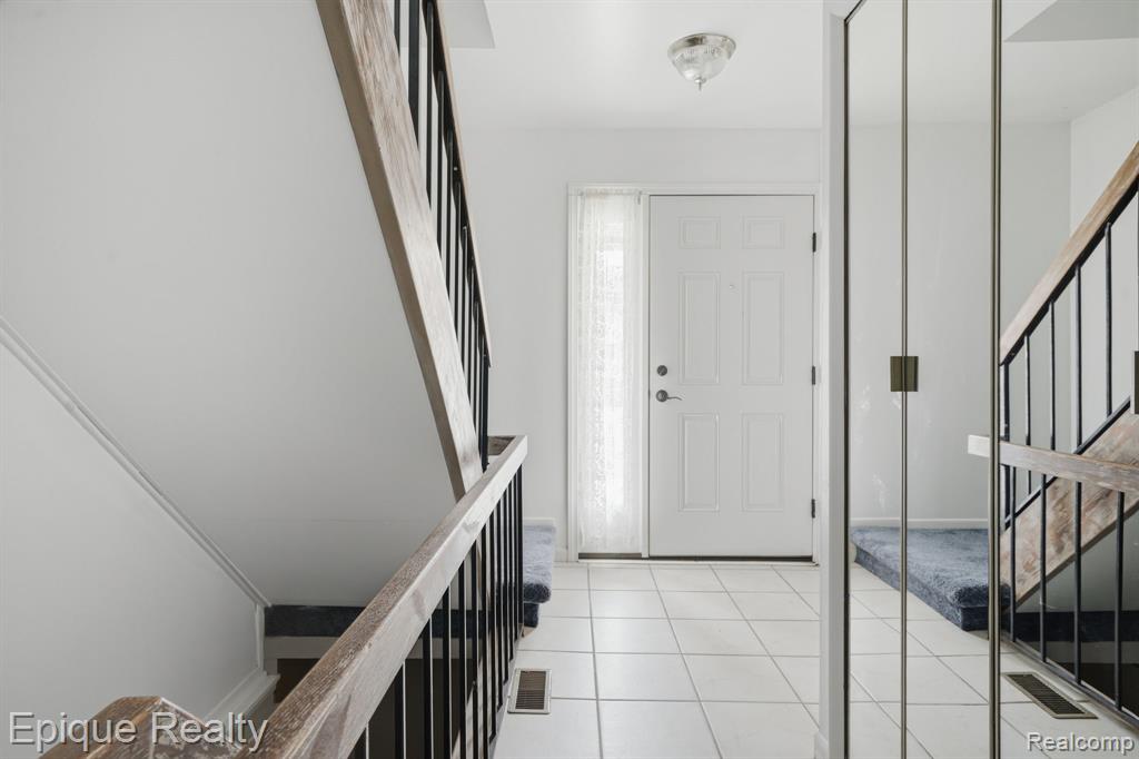 3895 Old Creek Road Troy, MI 48084 - Photo 10 of 23