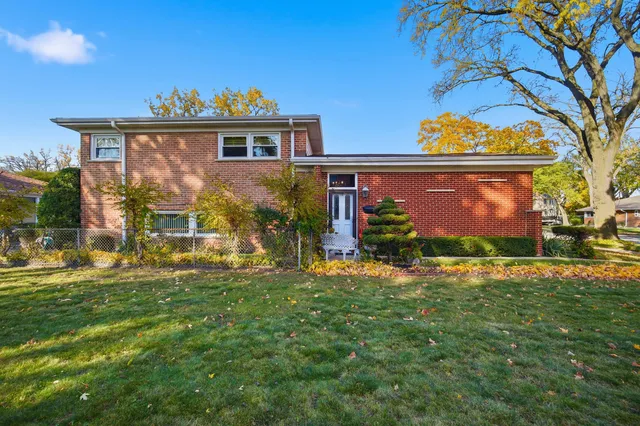 $489,000 | 7646 Kilbourn Avenue, Skokie, IL 60076