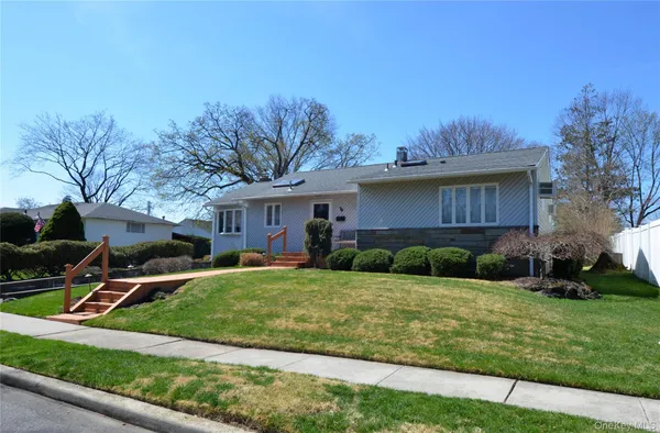 $875,000 | 76 Diamond Drive, Plainview, NY 11803