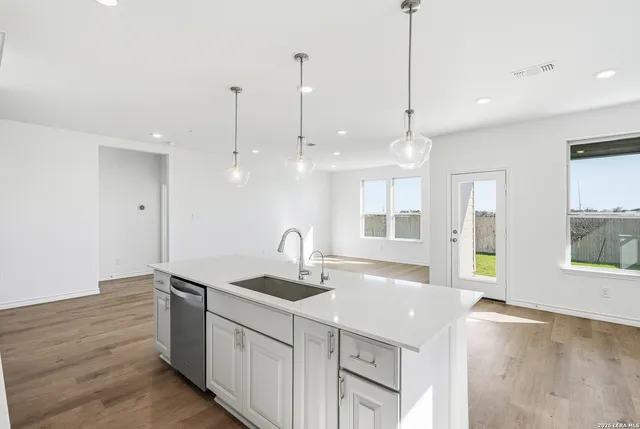 $389,950 | 442 Nightingale Avenue, Marion, TX 78124