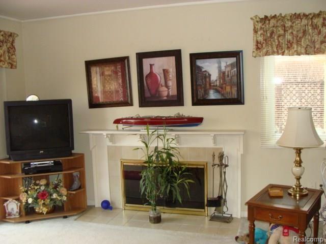 1607 Hillside Lane Rochester, MI 48307 - Photo 12 of 39 Family Room 3.jpg