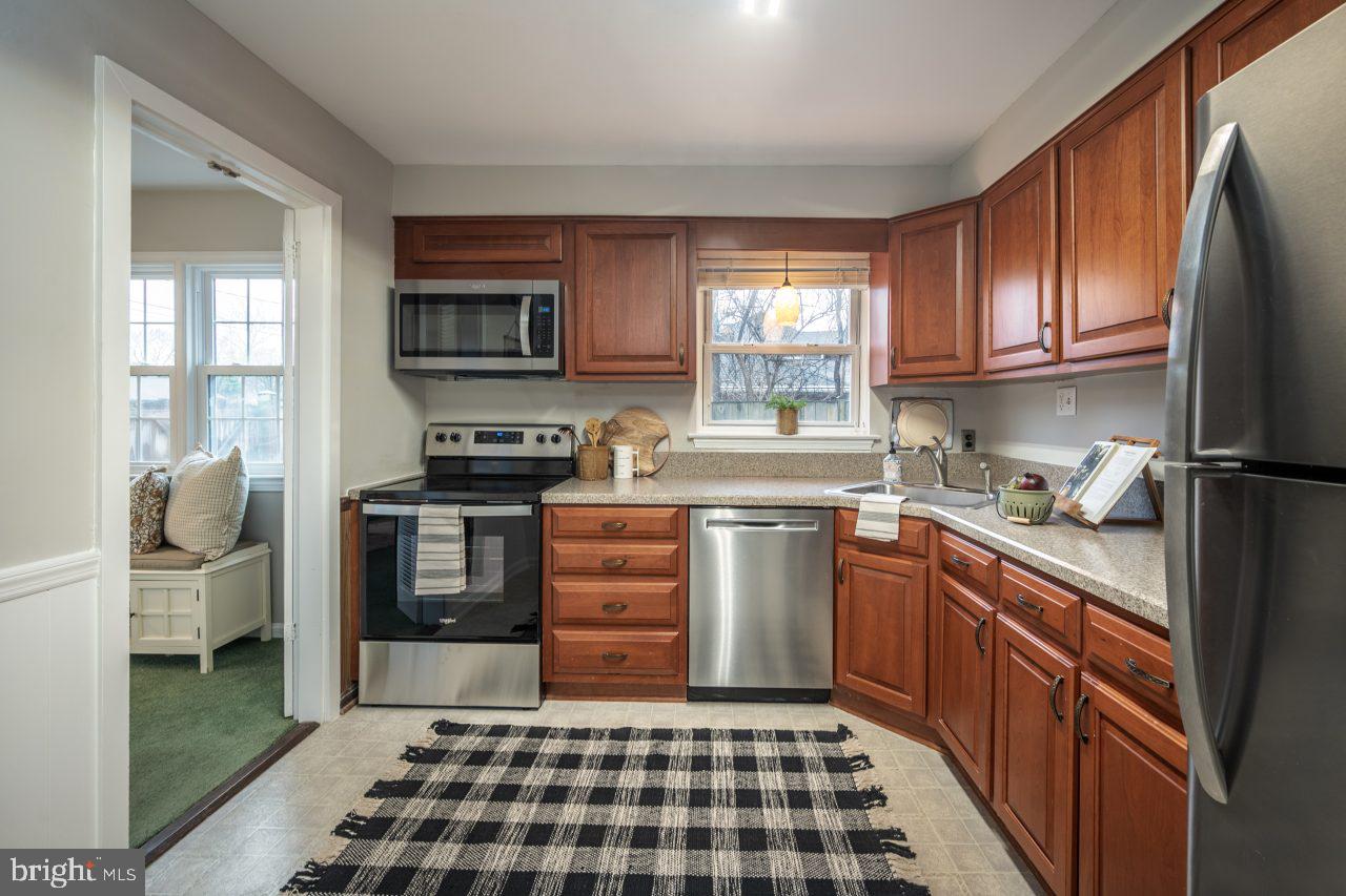 7924 Wellington Road Alexandria, VA 22308 - Photo 14 of 35 Brand new stove and microwave