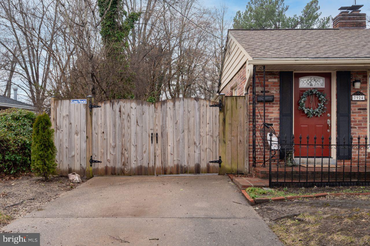 7924 Wellington Road Alexandria, VA 22308 - Photo 26 of 35 Gate to extended driveway from front