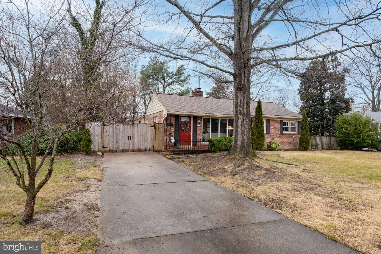7924 Wellington Road Alexandria, VA 22308 - Photo 3 of 35 In the heart of Hollin Hall Village