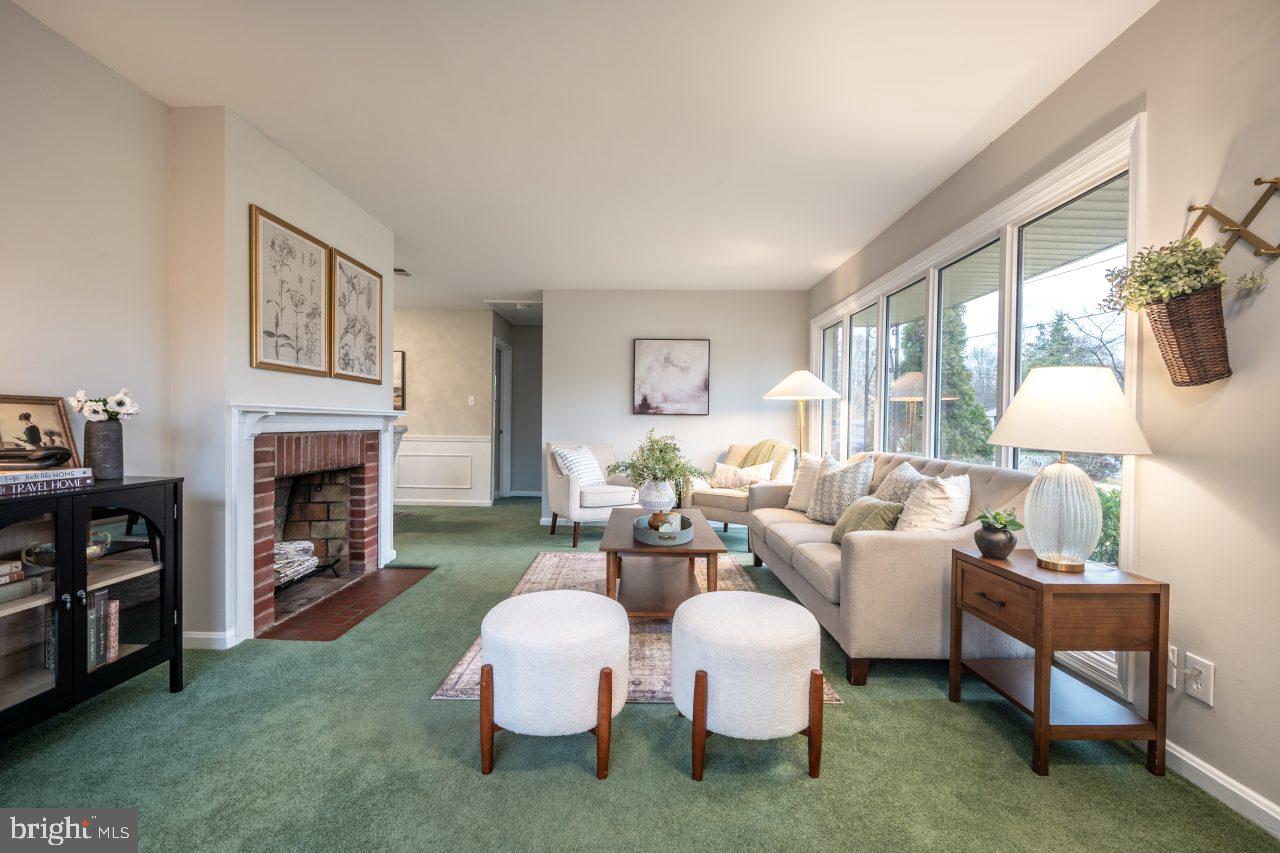 7924 Wellington Road Alexandria, VA 22308 - Photo 5 of 35 Preserved hardwood floors under carpets!