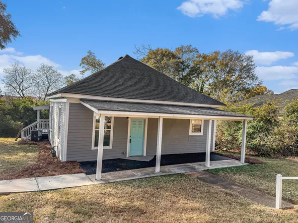 a view of a house with a yard
