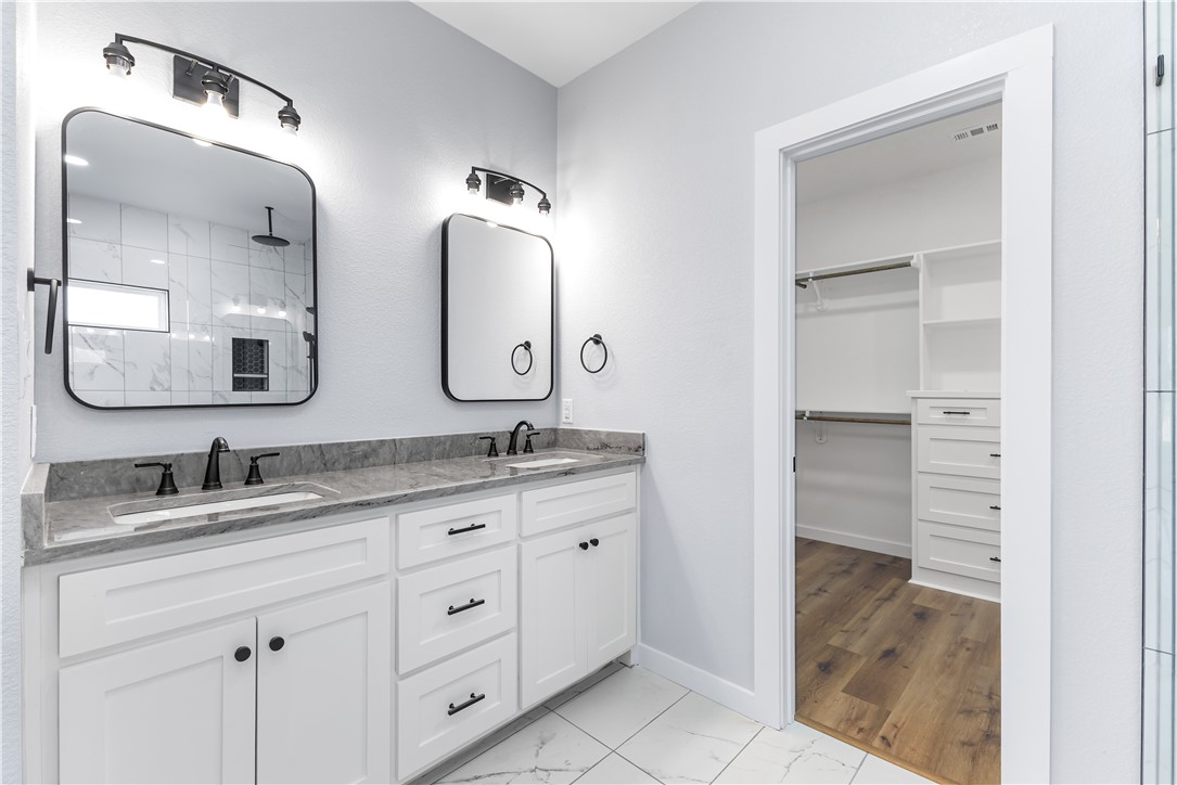 308 Crye Circle Winters, TX 79567 - Photo 30 of 44 a en suite bathroom with 2 sink and a mirror