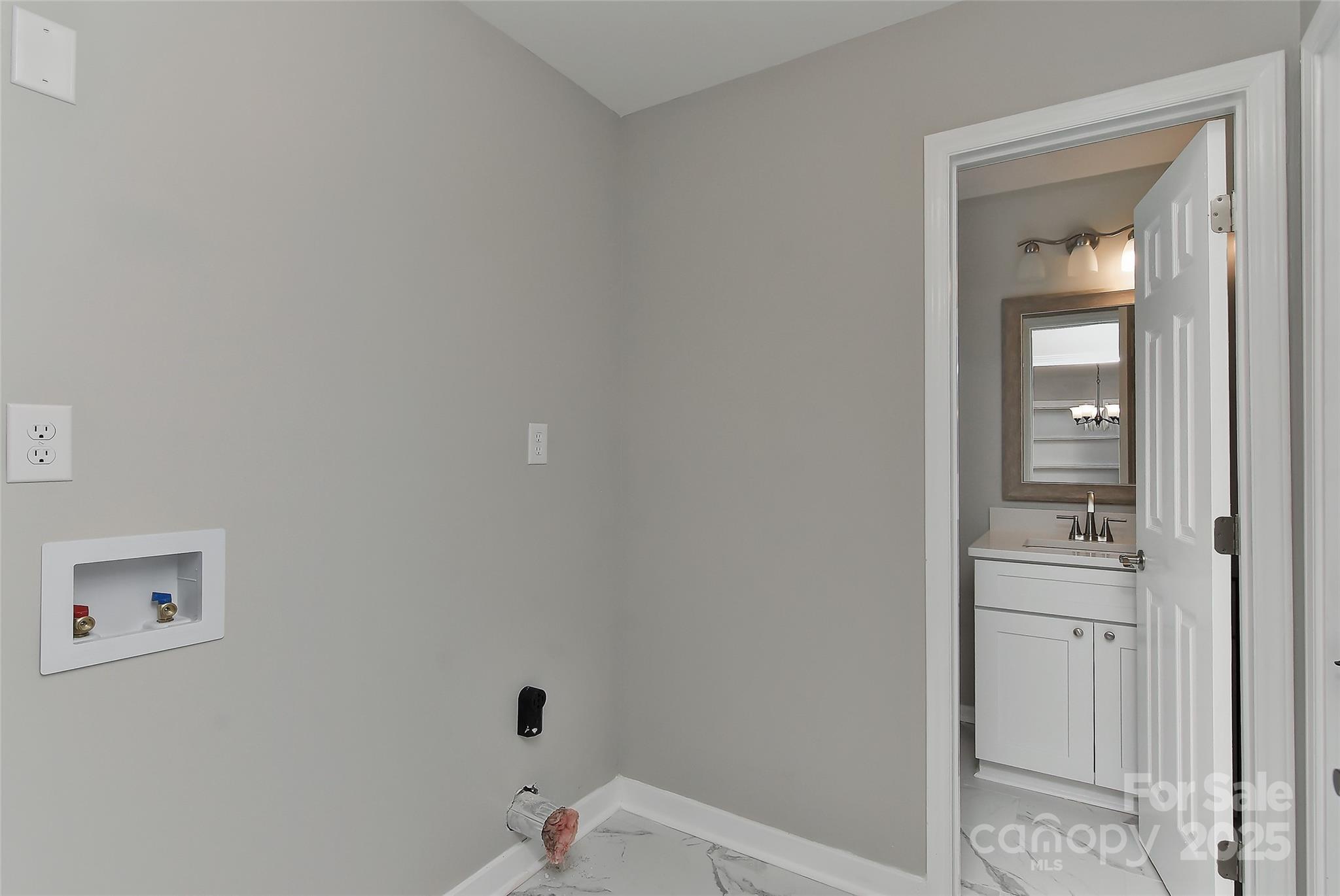 8056 Hunley Ridge Road Matthews, NC 28104 - Photo 31 of 37 a bathroom with a bathtub sink and mirror