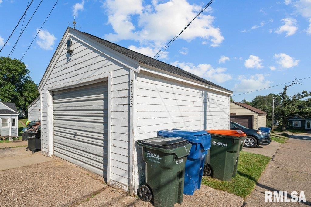 2133 Warren Street Davenport, IA 52804 - Photo 25 of 26 a view of a patio with a table and chairs under an umbrella
