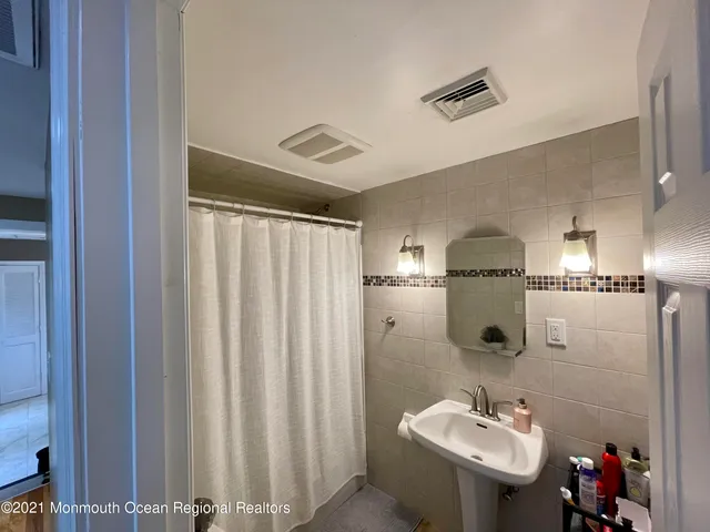 a view of room with window and ceiling fan