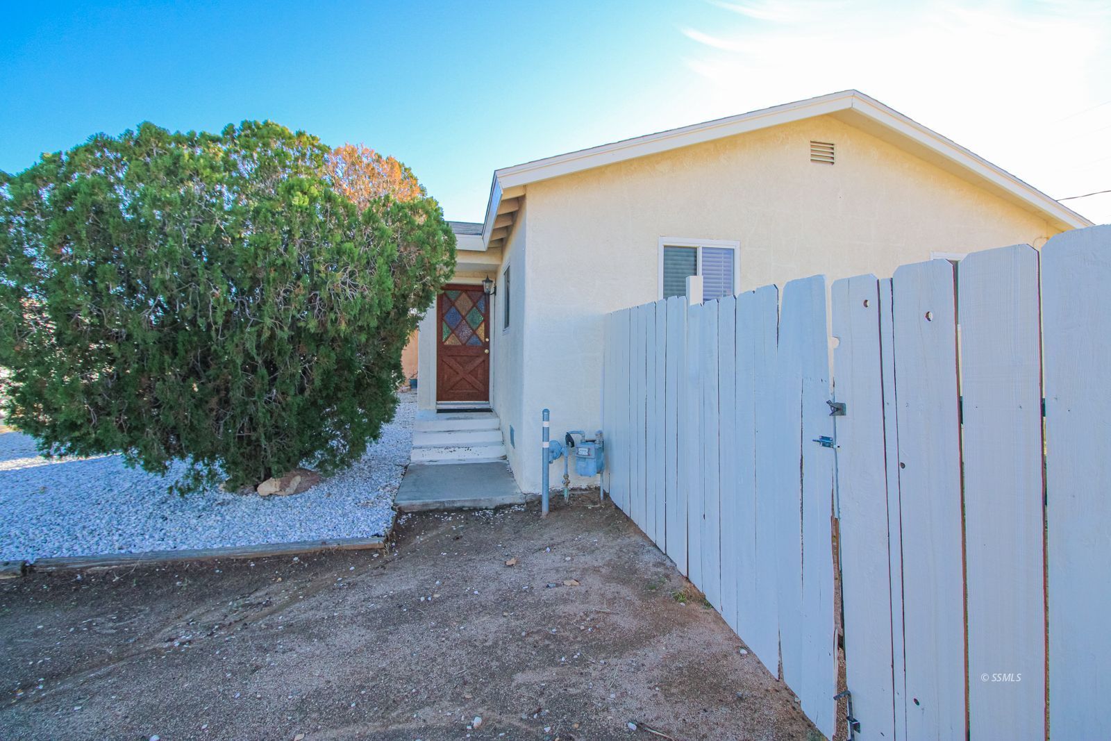 1621 Sims Street Ridgecrest, CA 93555 - Photo 2 of 24 a back yard of a house