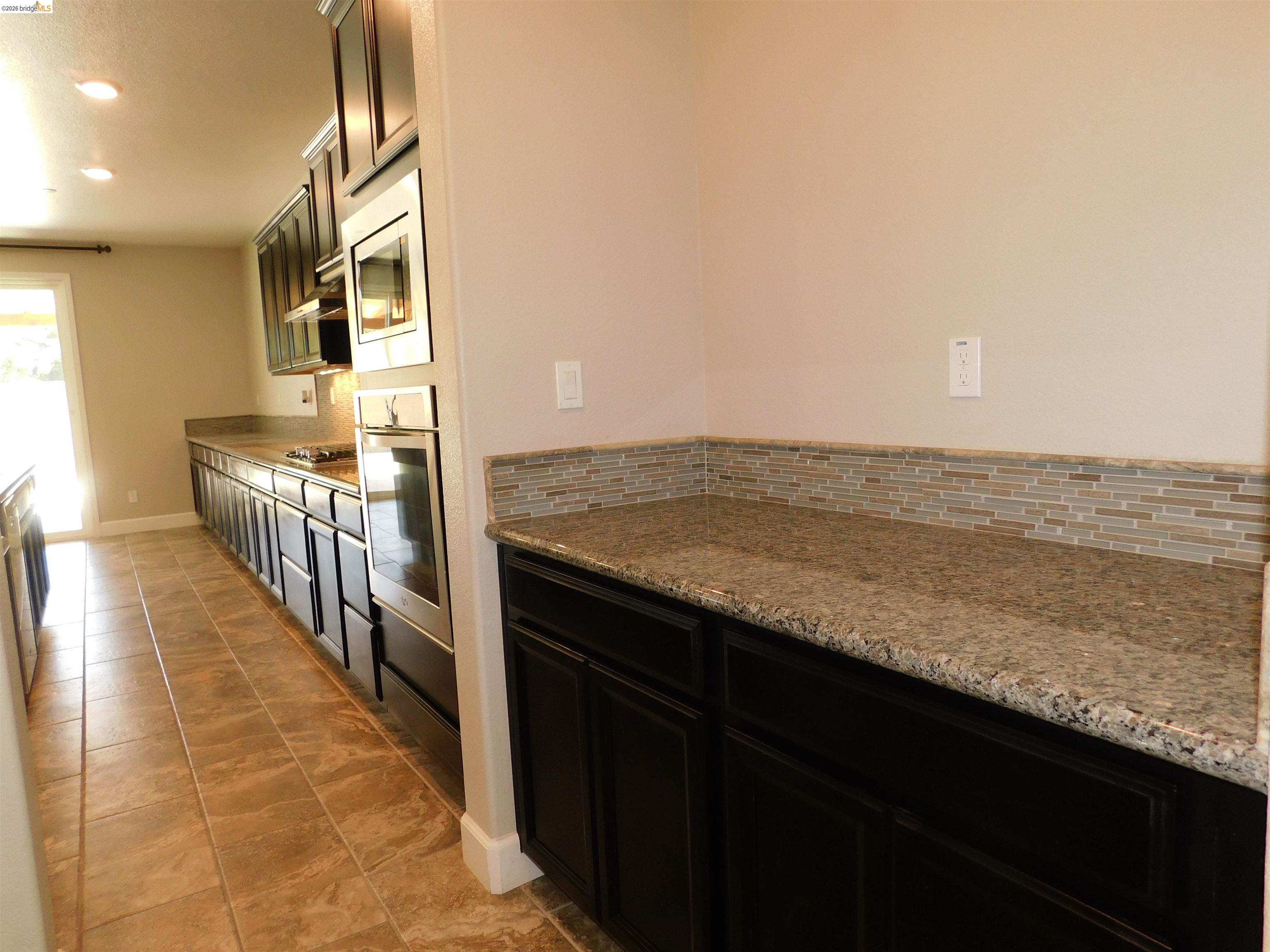 1090 Lavender Street Manteca, CA 95337 - Photo 4 of 29