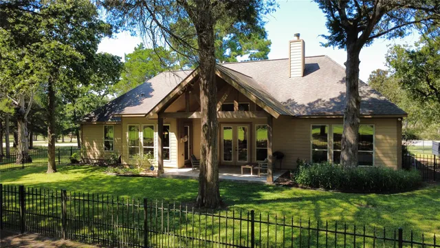 $797,000 | 901 North Falls Drive, New Ulm, TX 78950